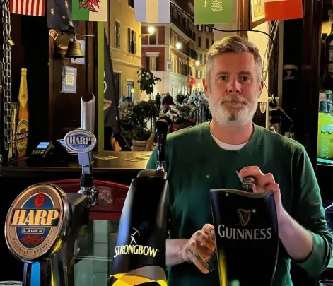 michael burns pulling a pint in his irish pub in rome