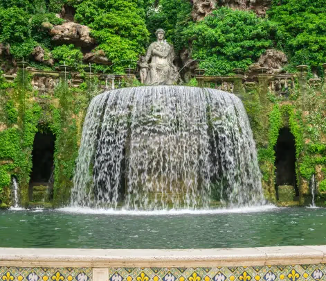the oval fountain in villa d'este
